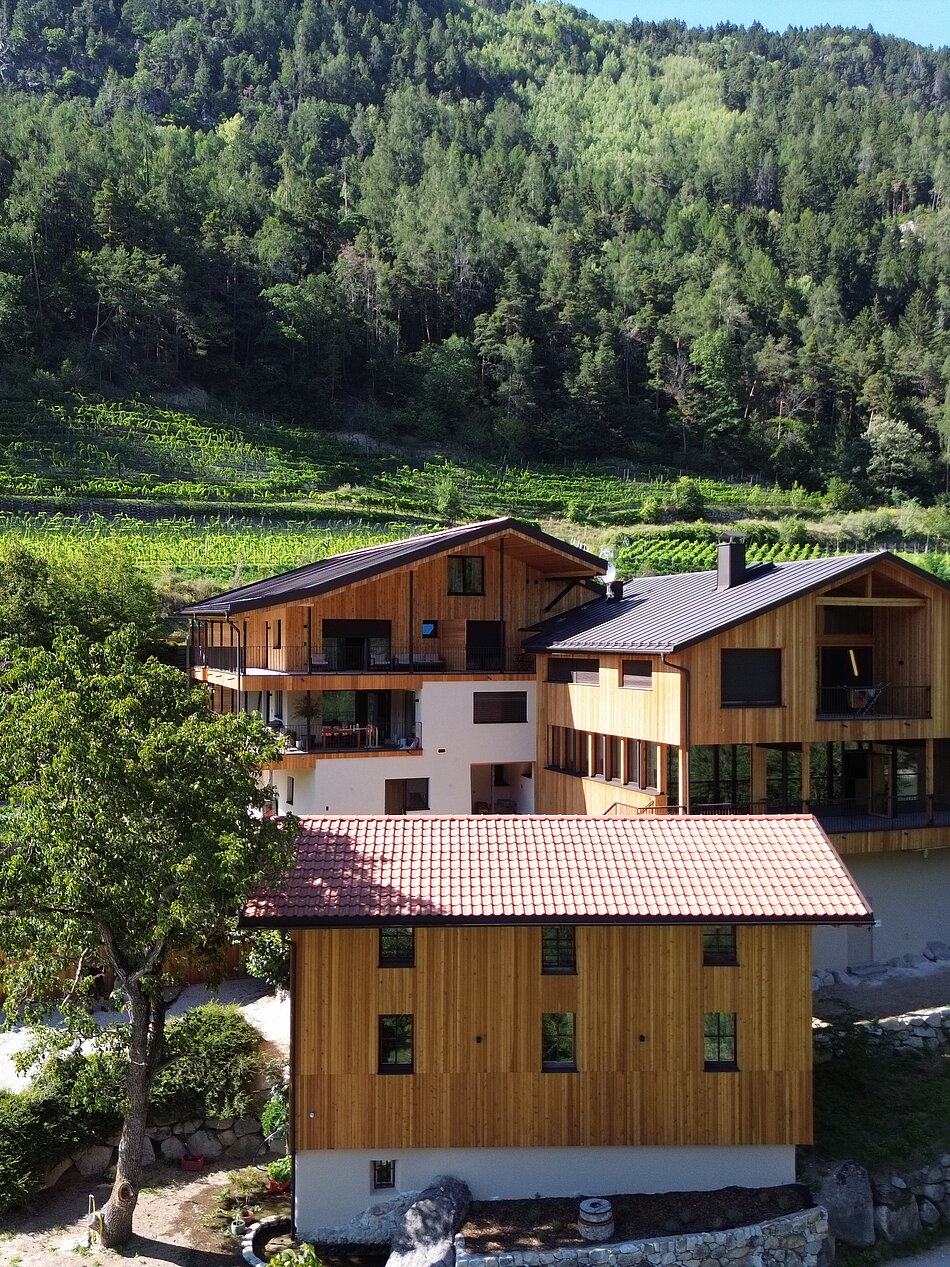 Bio-Weingut Santer in Mühlbach, Südtirol Bio-Weingut Santer in Mühlbach mit Hofgebäuden, umgeben von Weinbergen und der Natur Südtirols.